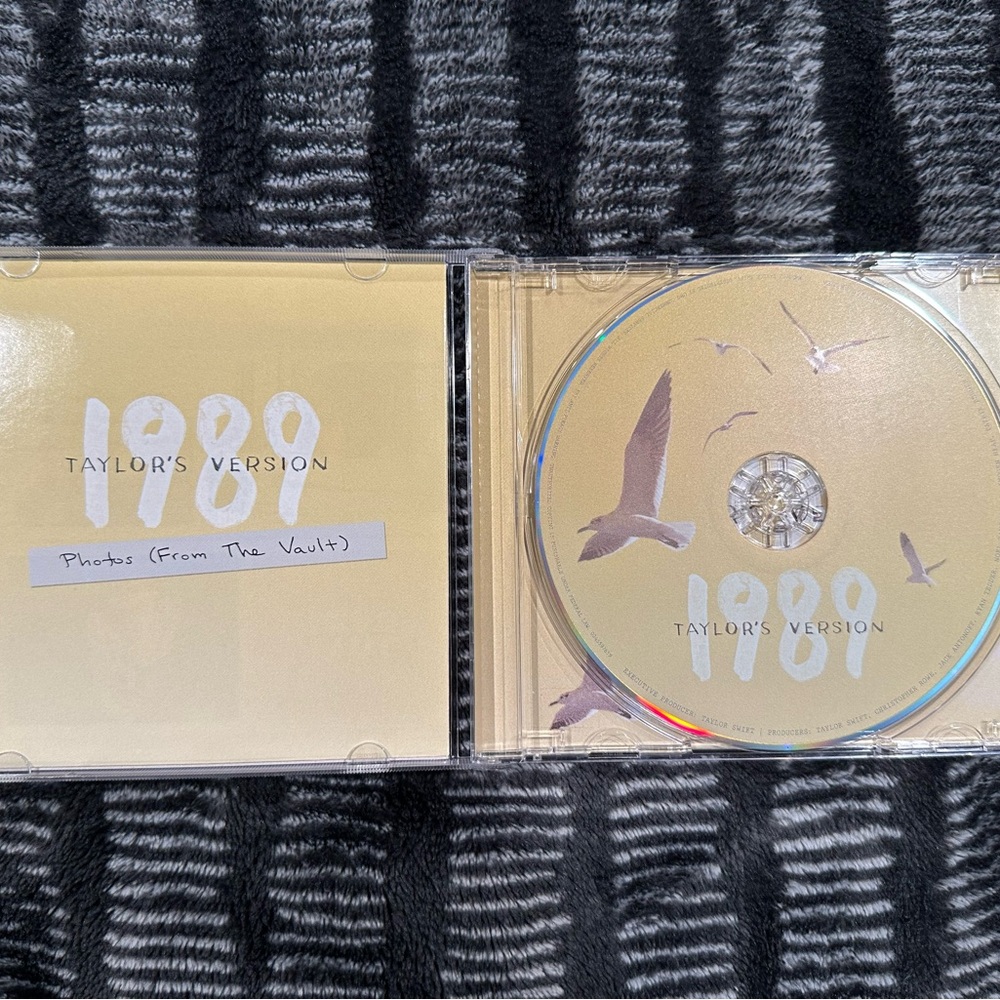 Taylor Swift 1989 (Taylor's Version) Yellow CD - Picture 3 of 5